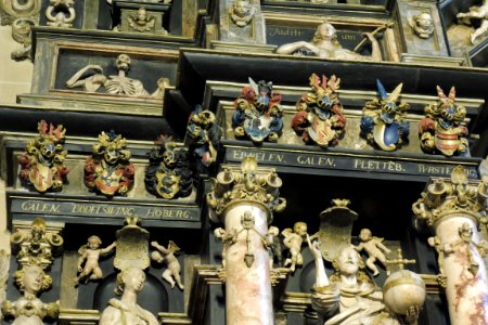 Paderborn - Dom - Fürstenberg Grabmal - Wappen links