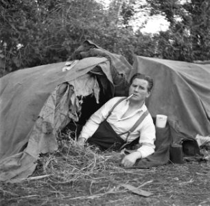 Paddy Rush liggend in een tent, Bestanddeelnr 191-0814 photo