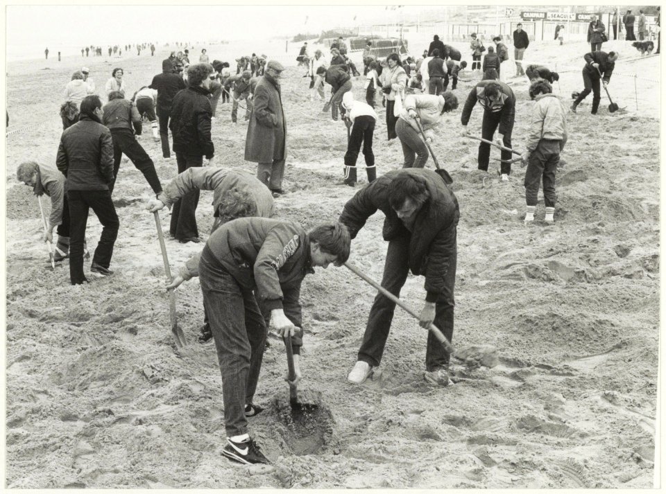 Paaseieren zoeken op het Zandvoortse strand. NL-HlmNHA 54005830