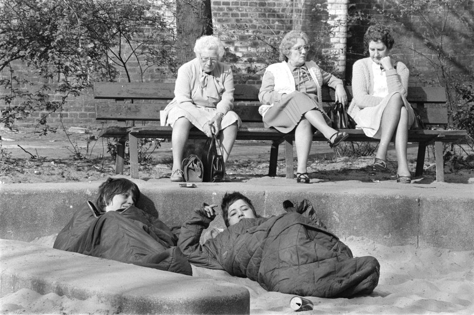 Paasdrukte in Amsterdam alternatieve slaapplaatsen in het Vondelpark, twee meis, Bestanddeelnr 932-9404