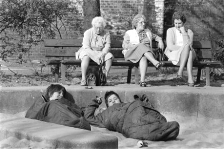 Paasdrukte in Amsterdam alternatieve slaapplaatsen in het Vondelpark, twee meis, Bestanddeelnr 932-9404