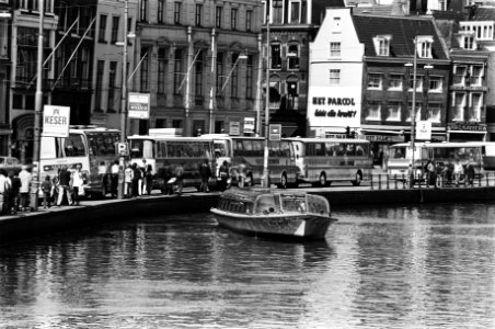 Paasdrukte in Amsterdam, veel bussen bij de rondvaartboten (boot vaart weg) 18 april 1981, Bestanddeelnr 931-4384