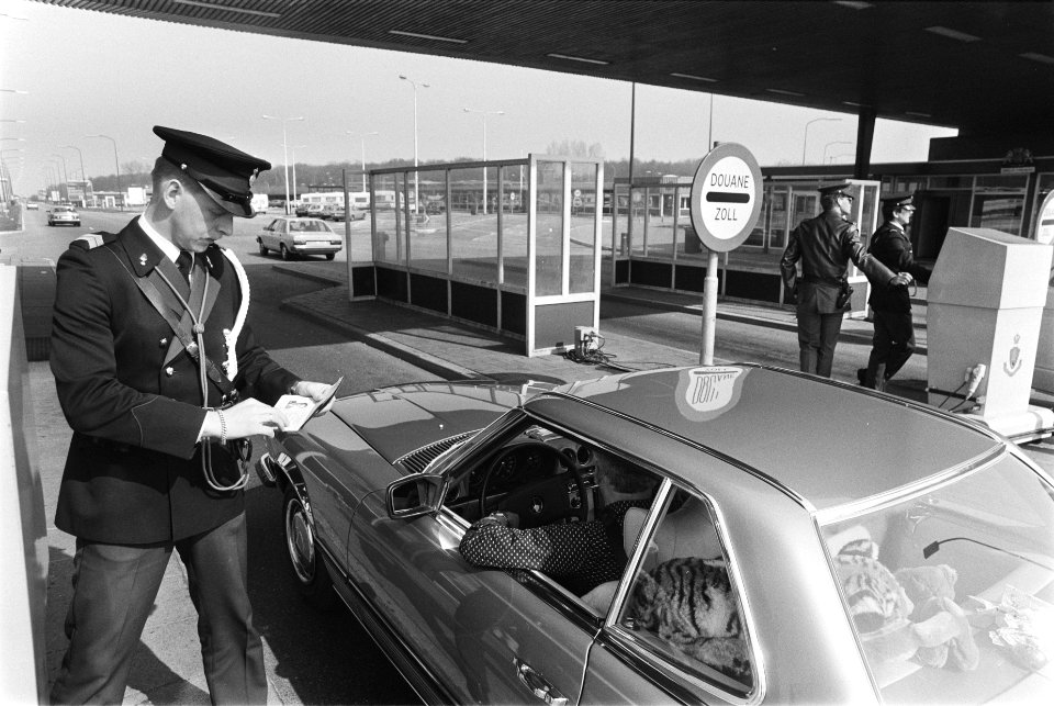 Paasdrukte douane controleert paspoorten, Bestanddeelnr 932-9379