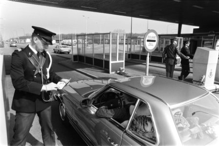 Paasdrukte douane controleert paspoorten, Bestanddeelnr 932-9379