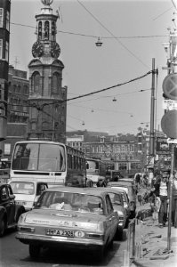 Paasdrukte in Amsterdam verkeersdrukte met bussen in centrum, Bestanddeelnr 928-5277