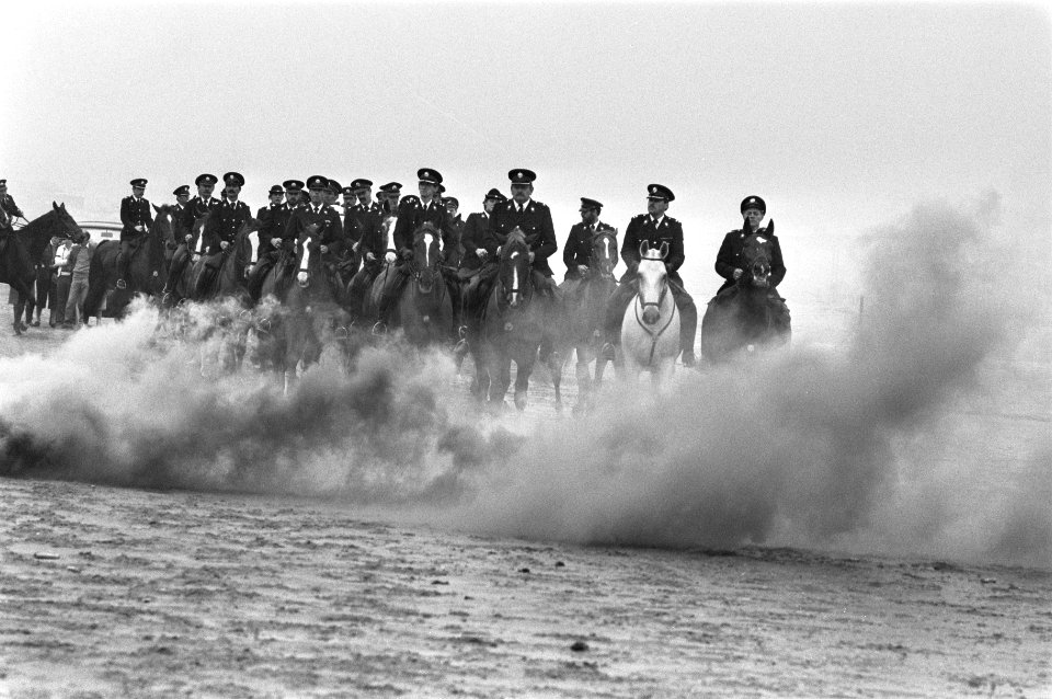 Paarden oefenen op strand Scheveningen voor Prinsjesdag, Bestanddeelnr 933-0798