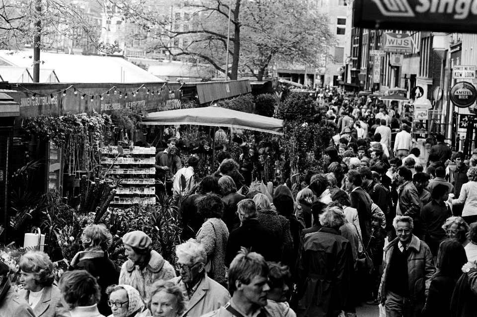 Paasdrukte in Amsterdam, drukte op de Bloemenmarkt op het Singel, Bestanddeelnr rukte in Amsterdam, drukte op de Bloemenmarkt op het Singel