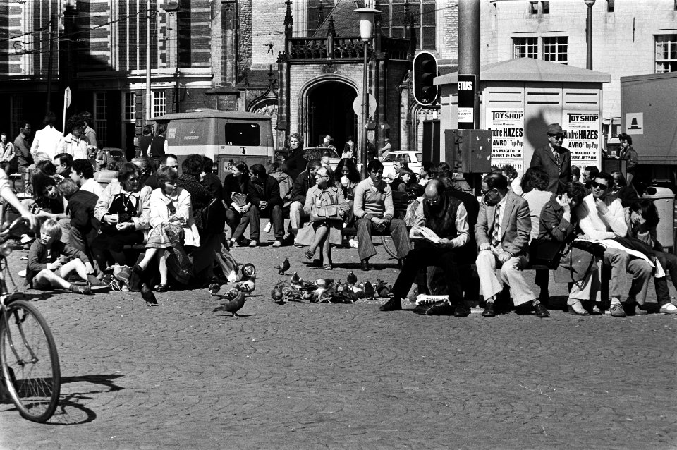 Paasdrukte begint al behoorlijk op gang te komen, drukte de bankjes op de Dam in Amsterdam, Bestanddeelnr 931-4345