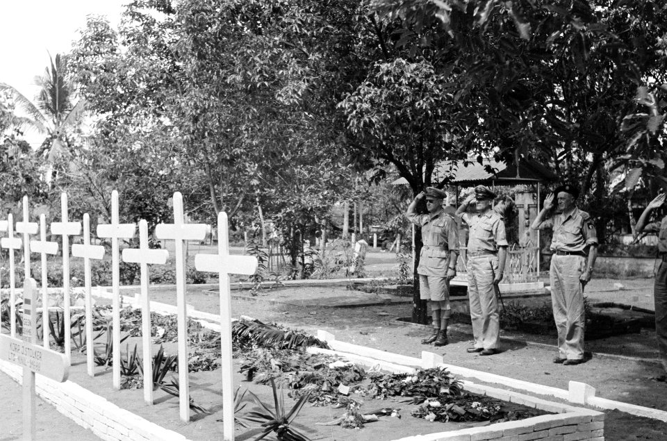 Padang U-Brigade generaal Kruls en kolonel JW Sluyter op een ereveld of be, Bestanddeelnr 4968