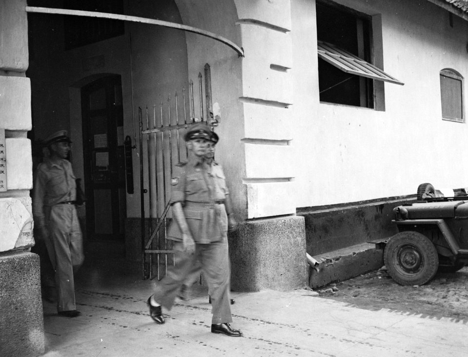 Padang Woensdag 2 juni 1948 arriveerde te Padang de Kwartiermeester-Generaal in, Bestanddeelnr 13761