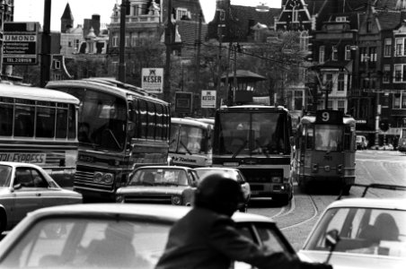 Paasdrukte in Amsterdam, verkeer in de knoop door de vele bussen met toeristen op het Rokin bij rondvaartboten, Bestanddeelnr 931-4383