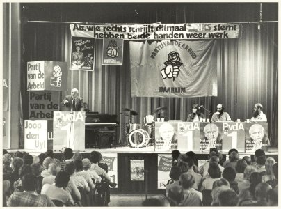 P.v.d.A. lijsttrekker Joop den Uyl spreekt in de Coornhert Scholengemeenschap. NL-HlmNHA 54012274