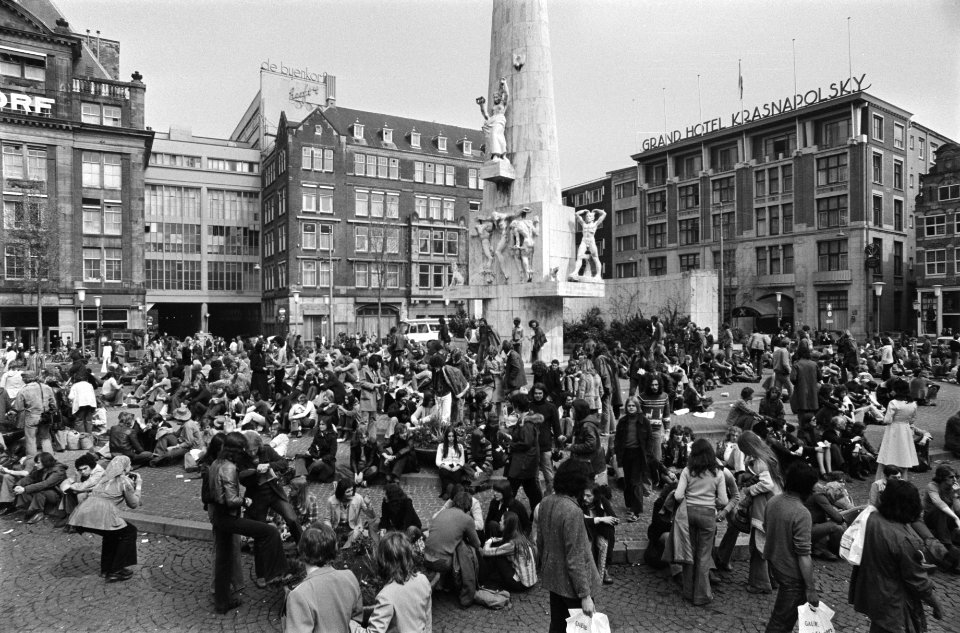 Paasdrukte drukte rond Nationaal Monument op Dam, Amsterdam, Bestanddeelnr 928-5283