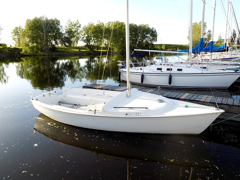 Paceship 20 sailboat Grinch 0681