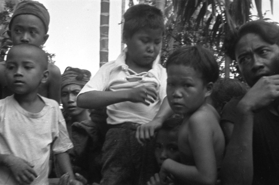 Padang Door Ned. troepen werd in de omgeving van Pasar Oesang een groep van ach, Bestanddeelnr 323-2-4