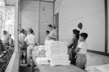 Padang De indonesische bevolking in de bevrijde gebieden werd in erbarmelijke t, Bestanddeelnr 364-3-2