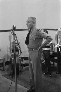 Padang De Cdt U-Brigade, Kolonel Sluyter sprak het openingswoord, Bestanddeelnr 432-1-3