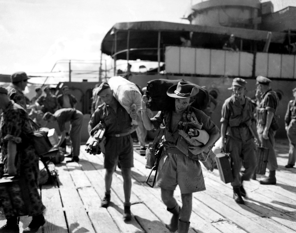 Padang. Bepakt en bezakt komen de manschappen van boord, Bestanddeelnr 10493