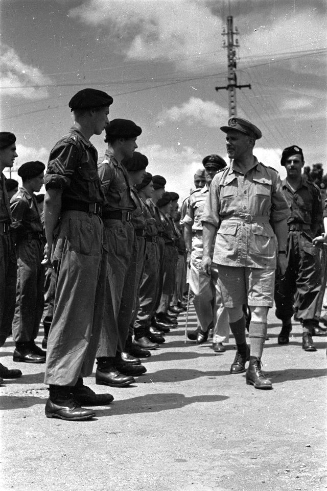 Padang. U-BrigadeGeneraal Kruls tijdens een inspectie van een eenheid cavale…, Bestanddeelnr 4921
