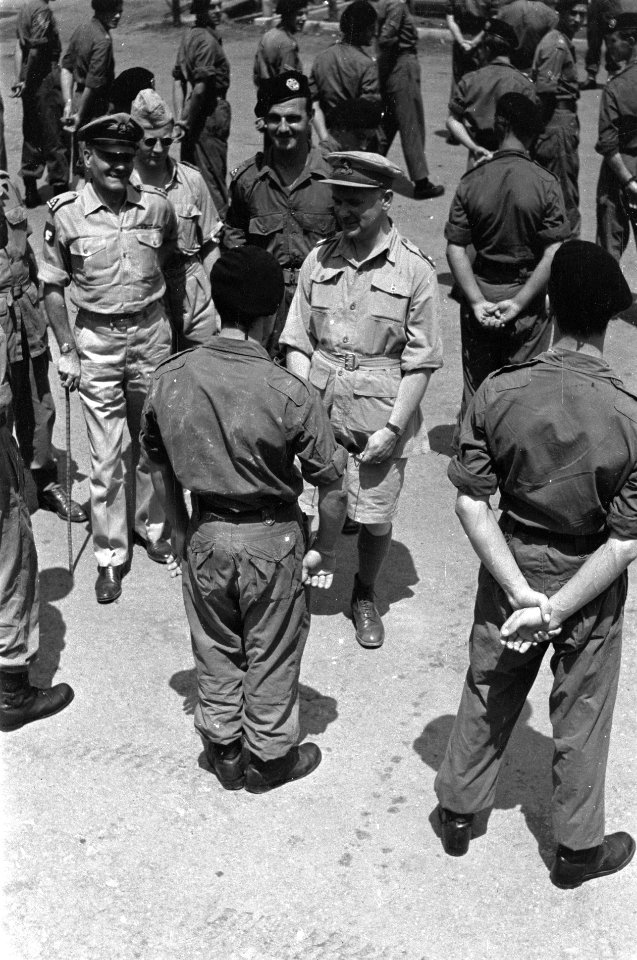 Padang. U-BrigadeGeneraal Kruls tijdens een inspectie van een eenheid cavale…, Bestanddeelnr 4922