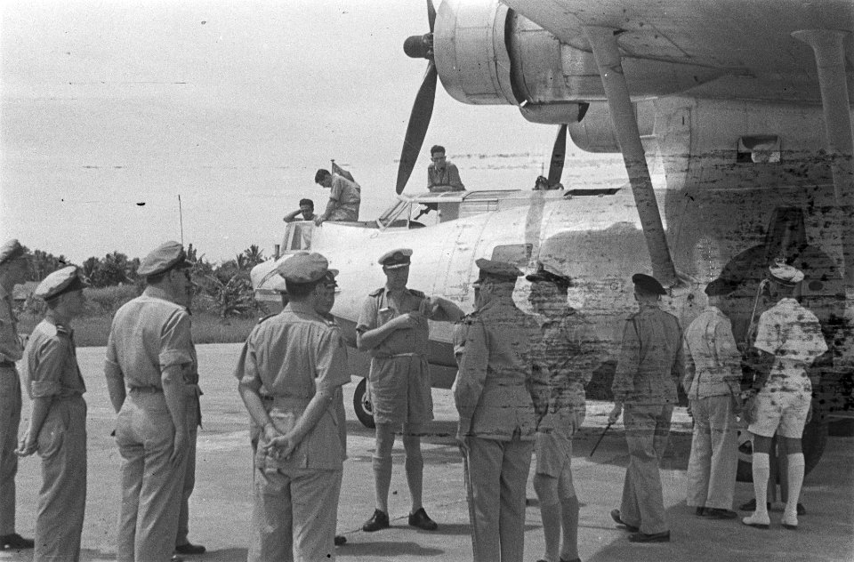 Padang. Vice-admiraal A.S. Pinke en officieren en bestuursambtenaren bij een Cat, Bestanddeelnr 435-5-1