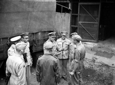 Padang. Woensdag 2 juni 1948 arriveerde te Padang de Kwartiermeester-Generaal in, Bestanddeelnr 13735