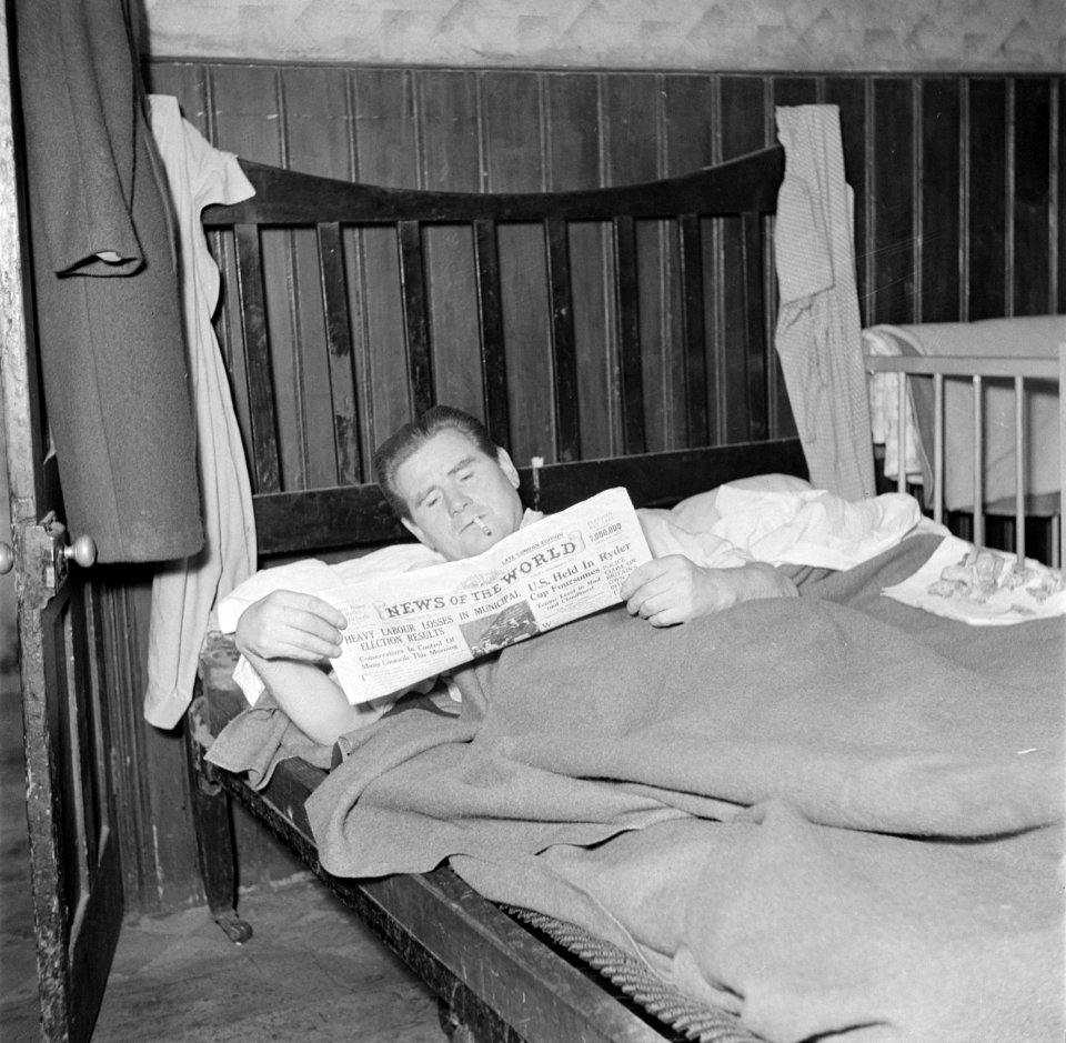 Paddy leest de krant in bed, Bestanddeelnr 191-1047