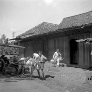 Paard met rijtuig (sado) voor huizen in de kampong, Bestanddeelnr 255-6723