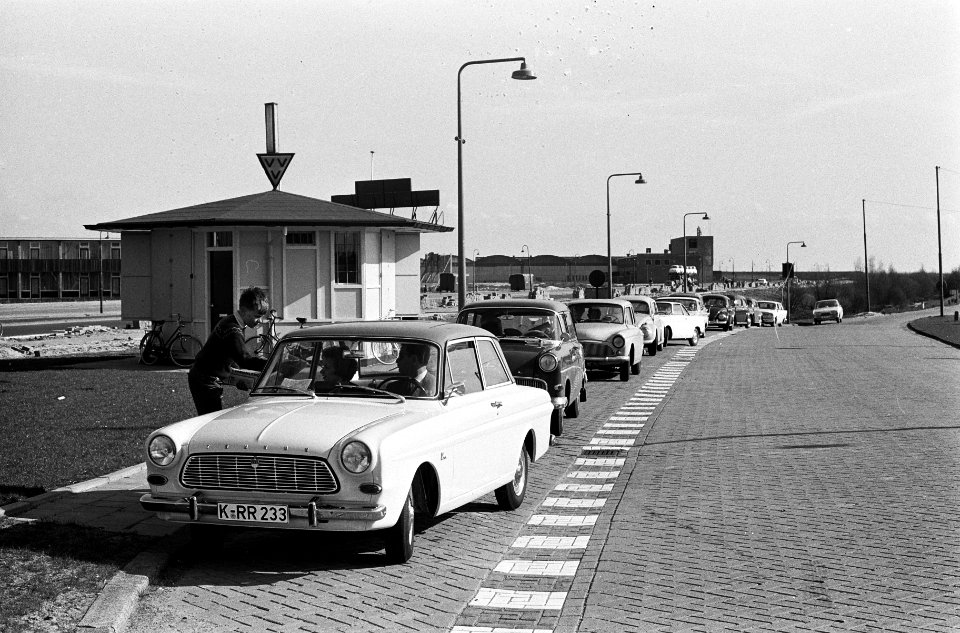 Paasdrukte in Amsterdam Het VVV-kantoor aan de Utrechtseweg, Bestanddeelnr 915-0382