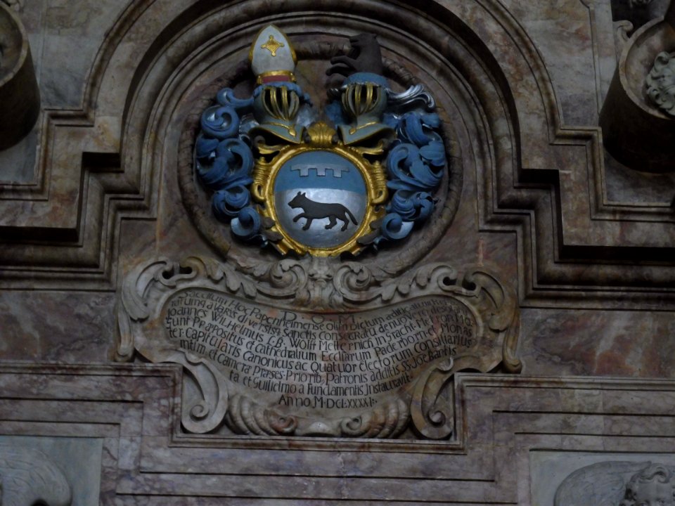 Paderborn - Dom - Inschrift und Wappen Matthiaskapelle