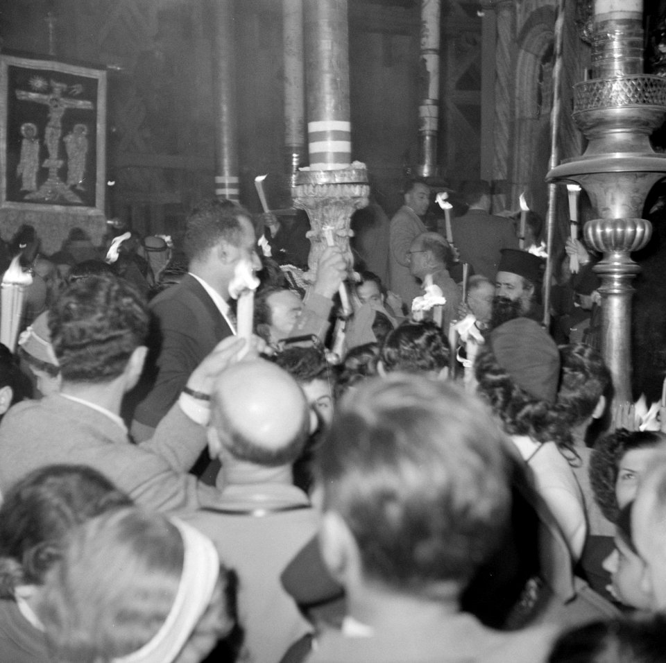 Paasviering. Gelovigen in de Heilige Graf kerk. Ontsteken van het Paasvuur, Bestanddeelnr 255-5241