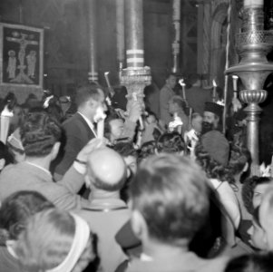 Paasviering. Gelovigen in de Heilige Graf kerk. Ontsteken van het Paasvuur, Bestanddeelnr 255-5241