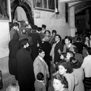 Paasviering. Priesters en gelovigen bij de ingang van de Heilige Graf kerk, Bestanddeelnr 255-5234