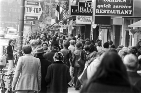 Paasdrukte in Amsterdam grote drukte op Damrak, Bestanddeelnr 928-5272