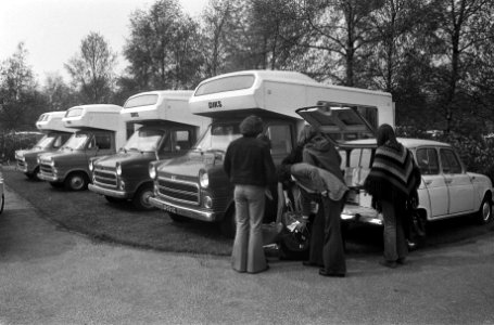 Paasdrukte in Amsterdam buitenlanders laden bagage over kampeerwagen, Bestanddeelnr 927-1245