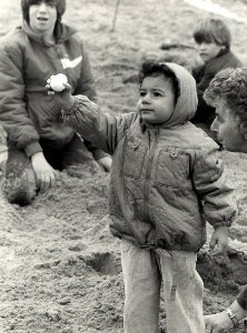 Paaseieren zoeken op het stand. Geschonken in 1986 door United Photos de Boer bv. Identificatienummer 54-002725 photo