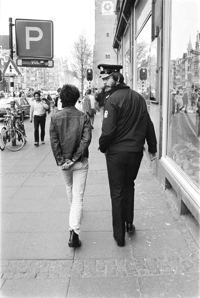 Paasdrukte in Amsterdam politie-agent brengt arrestant op, Bestanddeelnr 932-9403
