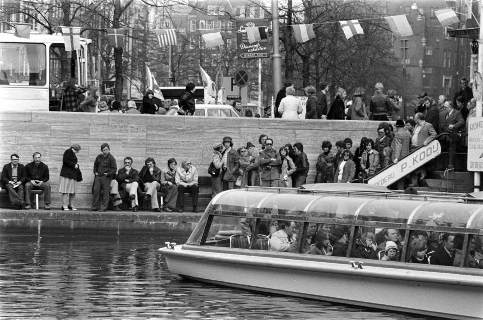 Paasdrukte in Amsterdam grote drukte bij rondvaartboten, Bestanddeelnr 928-5274