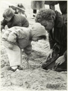 Paaseieren zoeken op het Zandvoortse strand, NL-HlmNHA 54005549 photo