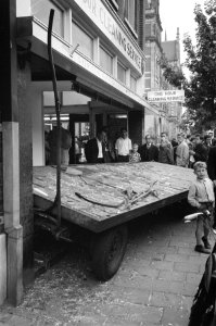 Paard op hol in Van Baarlestraat Wagen belandde in etalageruit, Bestanddeelnr 915-3038