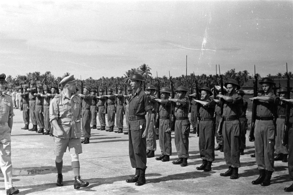 Padang. U-Brigade Generaal Kruls inspecteert de erewacht op het vliegveld. Li, Bestanddeelnr 4959
