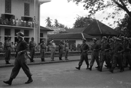 Padang. Militaire parade, Bestanddeelnr 500-6-3