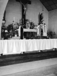 Padang. Interieur van de - huidige- Theresia kathedraal. Een mis wordt opgedrag, Bestanddeelnr 13267