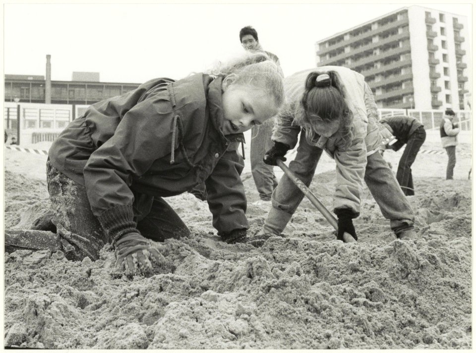 Paaseieren zoeken op het strand van Zandvoort. NL-HlmNHA 54005832