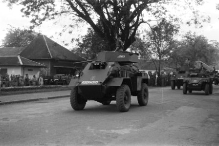 Padang. Militaire parade een pantserwagen van 5 Eskadron Pantserwagens genaamd¨, Bestanddeelnr 501-1-2