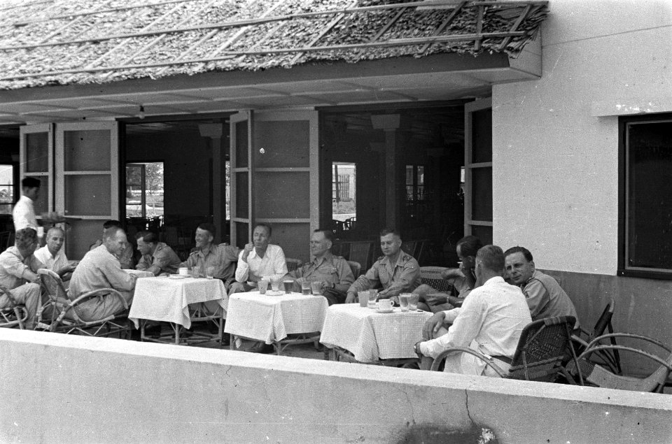 Padang. U-Brigade generaal Kruls en gezelschap tijdens een pauze op een veran, Bestanddeelnr 4973
