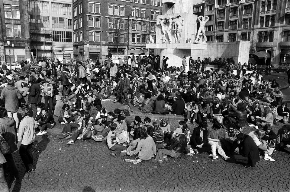 Paasdrukte drukte rond Nationaal Monument op Dam in Amsterdam, Bestanddeelnr 930-7589