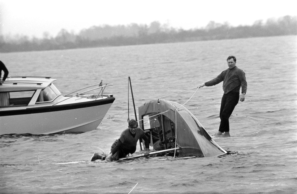 Paasregatta, zeilwedstrijden te Loosdrecht. Omgeslagen Flying Dutchman, Bestanddeelnr 921-2516