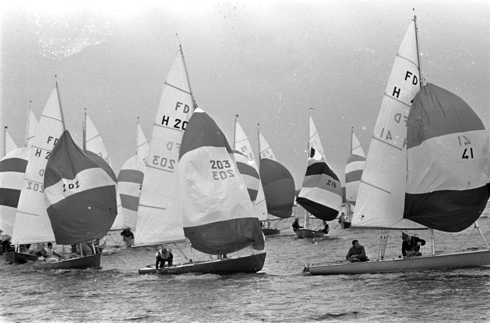 Paasregatta, zeilwedstrijden te Loosdrecht. Flying Dutchmans met spinakers in ak, Bestanddeelnr 921-2514