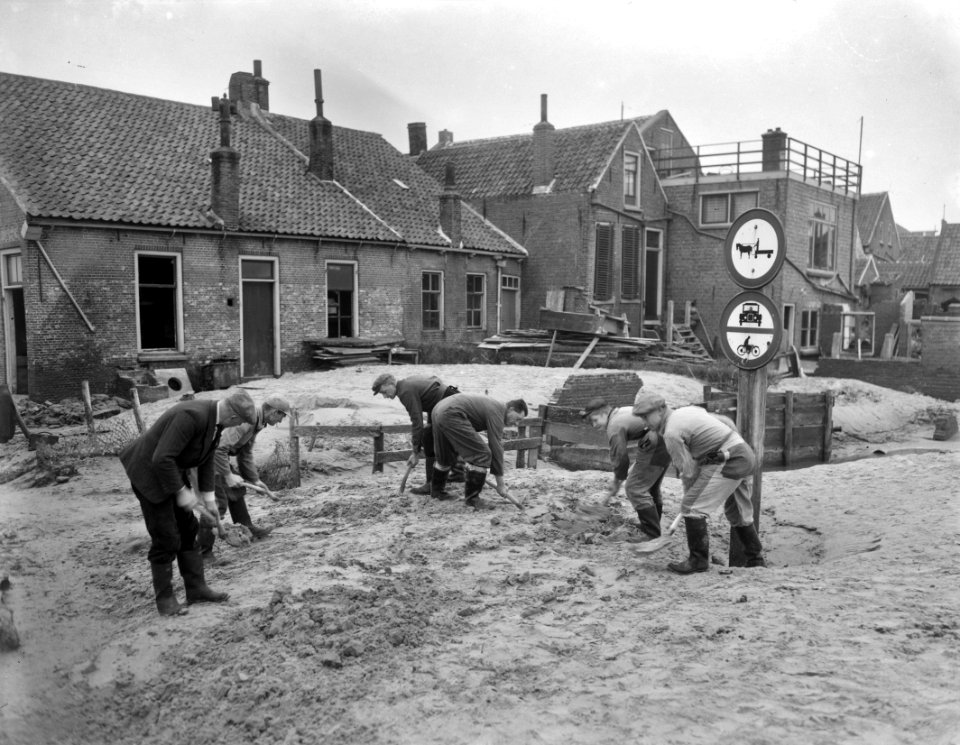 Ouwerkerk, schoon scheppen van de wegen, Bestanddeelnr 906-1525